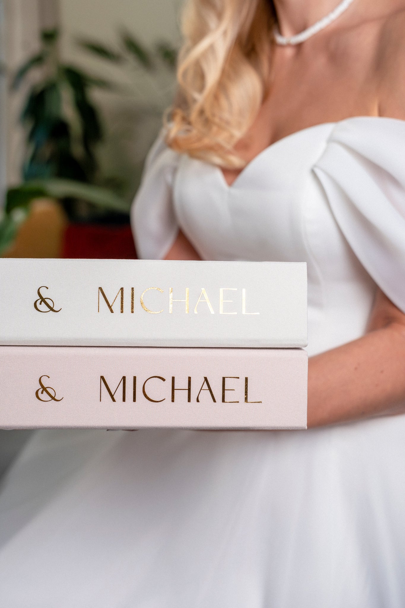 Center Up names, Silky White + Real Gold | Guest Book ♡