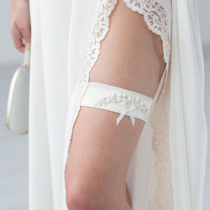TLG511 - Pretty Ivory Wedding Garter With Diamante Brooch Detail
